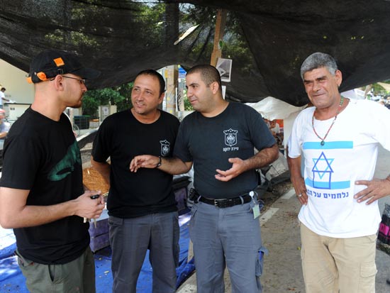 פקחי עירית ת"א בשד' רוטשילד בת"א  מחאת הדיור / צלם: אבשלום ששוני 